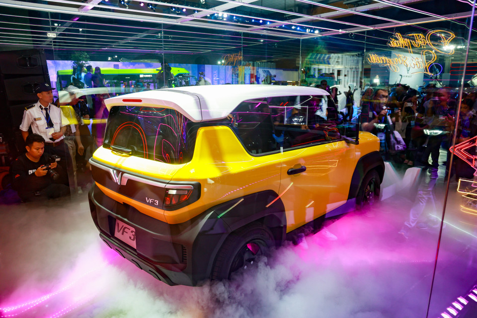 Mẫu xe này được trưng bày trong lồng kính nên khó xem được cụ thể các chi tiết. Tuy vậy, vẫn dễ thấy xe các mảng màu phối khá thời thượng, bắt mắt. (Ảnh: Minh Hiếu/Vietnam+)