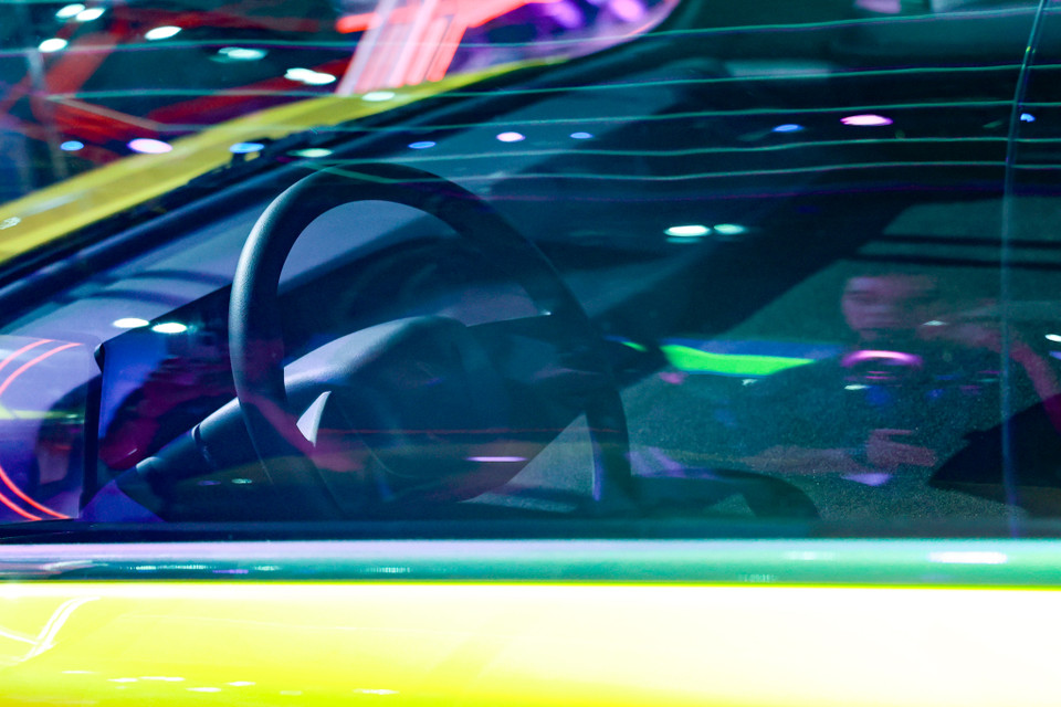 Vì là bản trưng bày nên nội thất xe vẫn chưa hoàn chỉnh. Xe có màn hình điện tử phía sau tay lái, không có màn hình giải trí. Mặt táplô cũng tương đối đơn giản. (Ảnh: Minh Hiếu/Vietnam+)