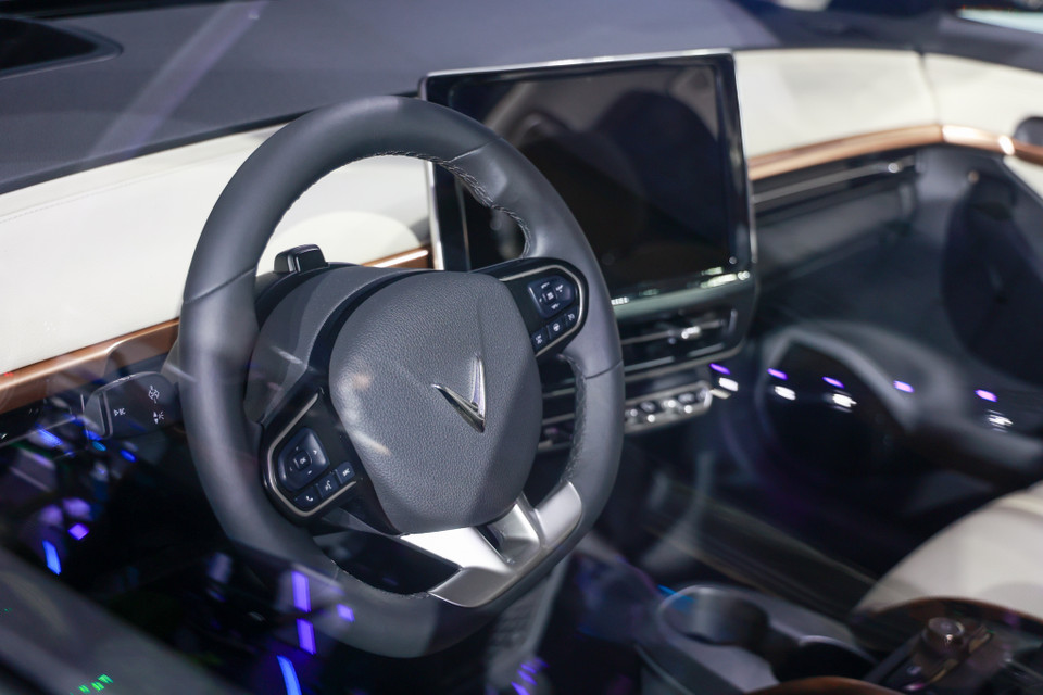 Xe có vô lăng dạng D-Cut cùng các phím tiện ích; với màn hình giải trí cỡ lớn. (Ảnh: Minh Hiếu/Vietnam+)