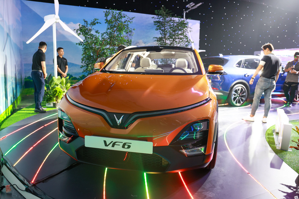 Ngoài VF3, VF6 là một trong ba mẫu xe được giới thiệu tới khách hàng Việt lần này. Mẫu SUV điện cỡ B này đã được VinFast giới thiệu tại khuôn khổ Triển lãm Điện tử Tiêu dùng - CES 2022 (Mỹ). (Ảnh: Minh Hiếu/Vietnam+)