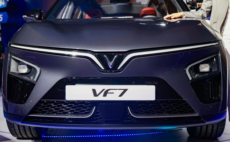 Phần đầu xe khá tương đồng với mẫu đàn anh VF8. (Ảnh: Minh Hiếu/Vietnam+)