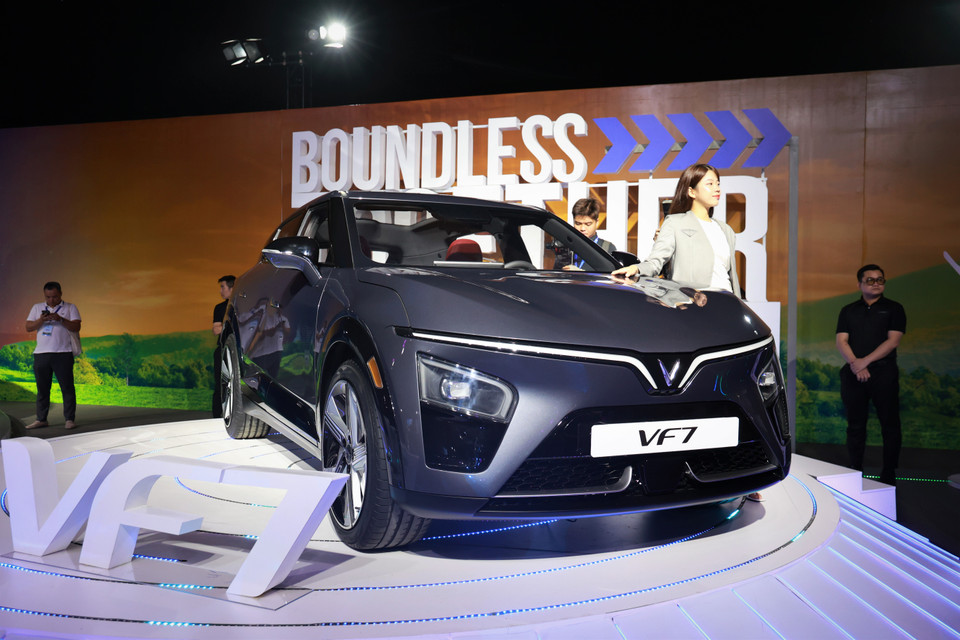 Ngoài 2 mẫu xe trên, VF7 là mẫu SUV điện cỡ hạng C cũng được giới thiệu lần này. Xe nằm giữa phân khúc e34 và VF8. (Ảnh: Minh Hiếu/Vietnam+)