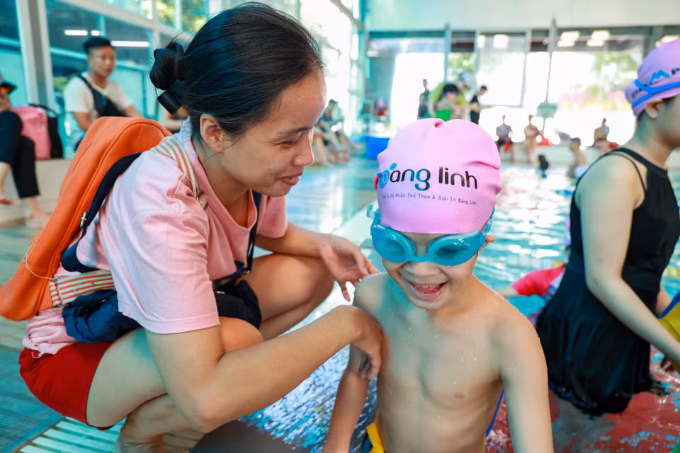 Chị Ngọc (quận Tây Hồ), mẹ bé Vũ Anh Minh - thành viên của lớp học bơi chia sẻ việc mở ra lớp học là hoạt động vô cùng ý nghĩa, giúp cho các cháu không có điều kiện tham gia bơi có cơ hội được học những kỹ năng bơi để phòng hộ chính bản thân các cháu. (Ảnh: Minh Hiếu/Vietnam+)