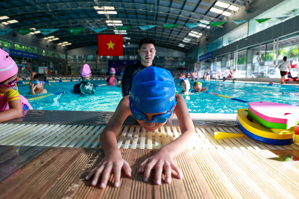 Chung tay trong hoạt động thiết thực, ý nghĩa này là sự góp sức của Công ty cổ phần Thể thao và giải trí Bằng Linh, Hội đồng Đội thành phố Hà Nội, Đoàn Thanh niên, Hội đồng Đội các quận, huyện trên địa bàn Thủ đô. (Ảnh: Minh Hiếu/Vietnam+)