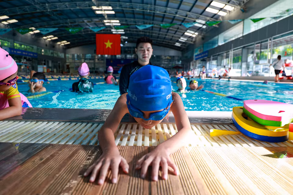 Chung tay trong hoạt động thiết thực, ý nghĩa này là sự góp sức của Công ty cổ phần Thể thao và giải trí Bằng Linh, Hội đồng Đội thành phố Hà Nội, Đoàn Thanh niên, Hội đồng Đội các quận, huyện trên địa bàn Thủ đô. (Ảnh: Minh Hiếu/Vietnam+)