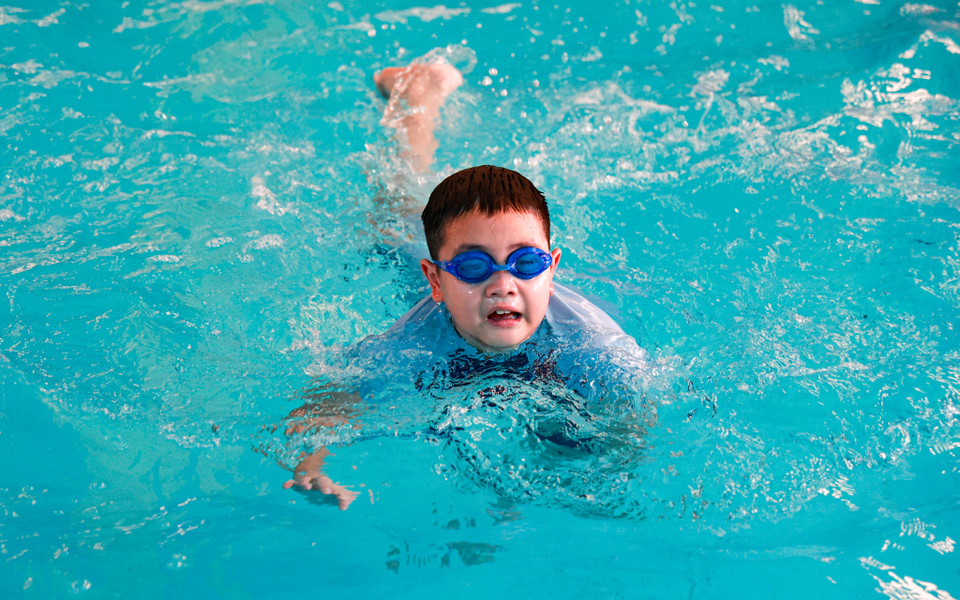 Theo các huấn luyện viên, sau khi trải qua một nửa khóa học, khoảng 90% các em đã biết bơi. (Ảnh: Minh Hiếu/Vietnam+)