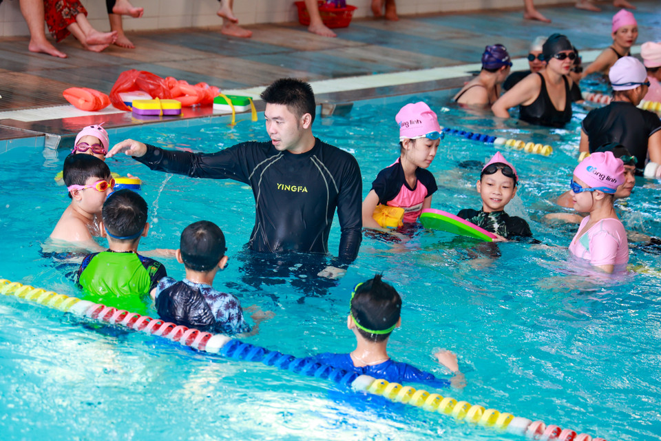 Nhằm nâng cao nhận thức về phòng, chống đuối nước trong dịp Hè, 137 em nhỏ có hoàn cảnh khó khăn tại Hà Nội được tạo điều kiện tham gia lớp học bơi miễn phí. (Ảnh: Minh Hiếu/Vietnam+)