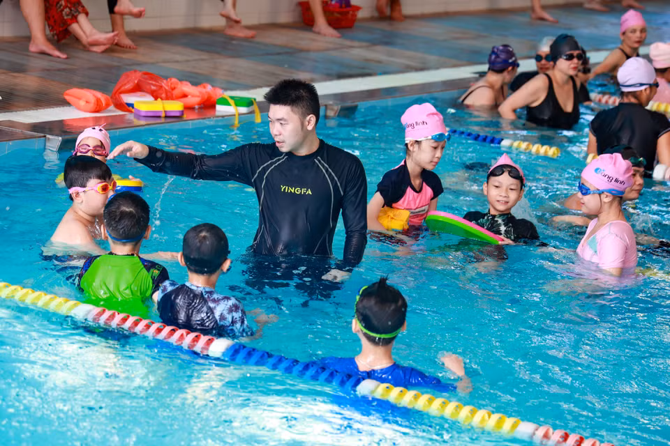 Nhằm nâng cao nhận thức về phòng, chống đuối nước trong dịp Hè, 137 em nhỏ có hoàn cảnh khó khăn tại Hà Nội được tạo điều kiện tham gia lớp học bơi miễn phí. (Ảnh: Minh Hiếu/Vietnam+)