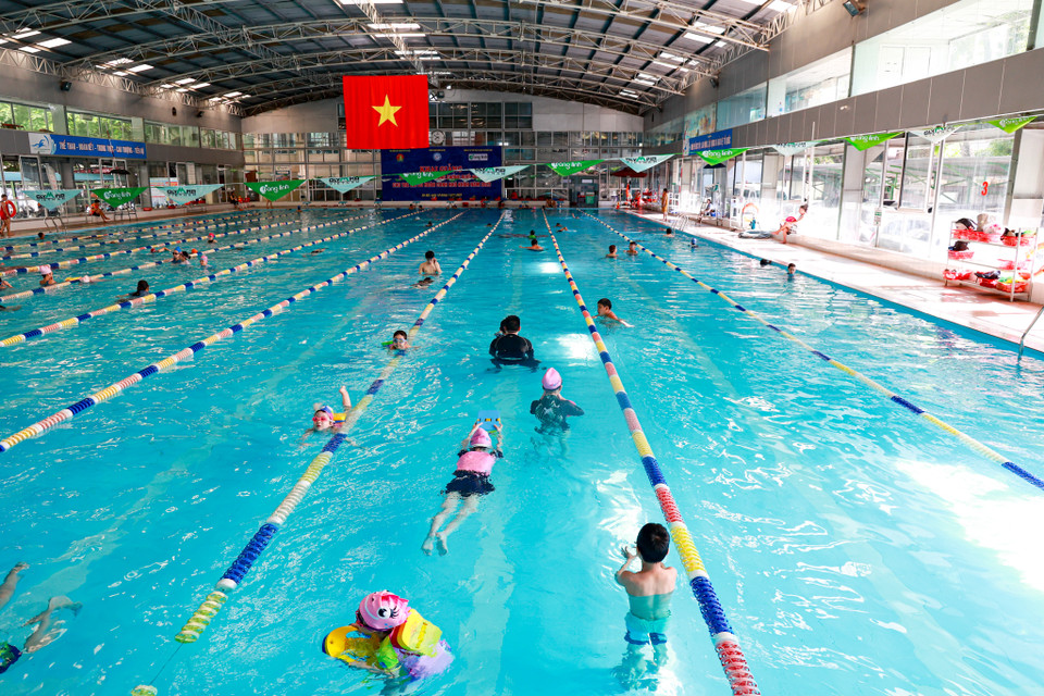 Ông Trần Phúc Lộc, Phó Giám đốc Cung Thanh niên Hà Nội cho biết đây là năm thứ 11 Cung Thanh niên Hà Nội kết hợp cùng các đơn vị tổ chức lớp dạy bơi và phòng, chống đuối nước cho trẻ em có hoàn cảnh khó khăn trên địa bàn Thủ đô. Từ 2012 đến nay, đã có hàng nghìn em nhỏ theo lớp đã được dạy bơi và phòng chống đuối nước. (Ảnh: Minh Hiếu/Vietnam+)