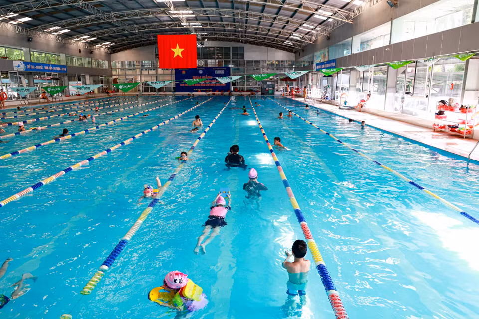 Ông Trần Phúc Lộc, Phó Giám đốc Cung Thanh niên Hà Nội cho biết đây là năm thứ 11 Cung Thanh niên Hà Nội kết hợp cùng các đơn vị tổ chức lớp dạy bơi và phòng, chống đuối nước cho trẻ em có hoàn cảnh khó khăn trên địa bàn Thủ đô. Từ 2012 đến nay, đã có hàng nghìn em nhỏ theo lớp đã được dạy bơi và phòng chống đuối nước. (Ảnh: Minh Hiếu/Vietnam+)