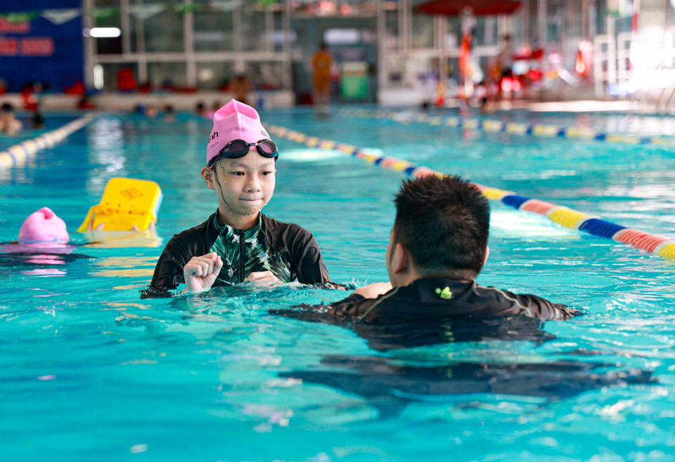 Phan Hà Anh, học sinh lớp 7 Trường Trung học cơ sở Lê Lợi, quận Hoàn Kiếm cho biết nhờ các huấn luyện viên chỉ dạy tận tình, em đã biết bơi chỉ sau ba ngày tập. “Em thấy việc này rất tốt vì chúng em có thể rèn luyện sức khỏe và có thêm kỹ năng bơi. Khi kết thúc 12 buổi học, em mong muốn mình biết bơi, tự cứu bản thân và mọi người khi cần thiết,” Hà Anh cho hay. (Ảnh: Minh Hiêu/Vietnam+)