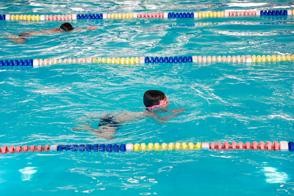 ''Cung Thanh niên Hà Nội và các đơn vị phối hợp sẽ tổ chức quản lý, hướng dẫn, dạy bơi phòng, chống đuối nước và các em bảo đảm an toàn, chất lượng, hiệu quả; phấn đấu kết thúc khóa học, 100% trẻ em tham gia có kiến thức, kỹ năng về phòng, chống đuối nước và 80-90% trẻ em biết bơi thành thạo,'' ông Lộc cho hay. (Ảnh: Minh Hiếu/Vietnam+)