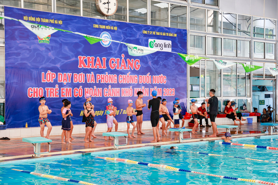 Đây một trong những hoạt động thường niên do Cung Thanh niên Hà Nội kết hợp với Công ty cổ phần thể thao và giải trí Bằng Linh tổ chức tại khu vực bể bơi Tăng Bạt Hổ (quận Hai Bà Trưng). (Ảnh: Minh Hiếu/Vietnam+)