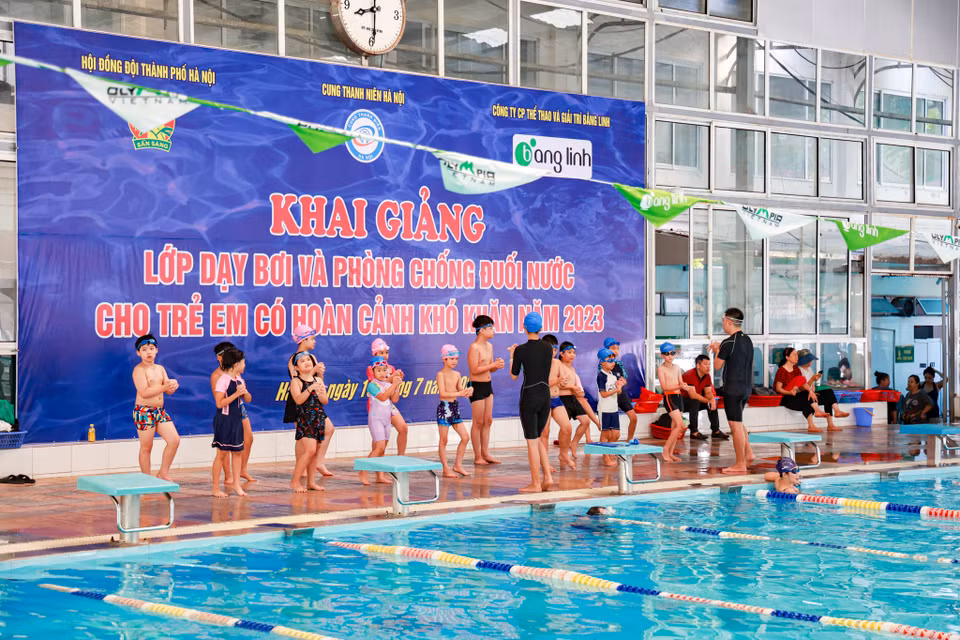 Đây một trong những hoạt động thường niên do Cung Thanh niên Hà Nội kết hợp với Công ty cổ phần thể thao và giải trí Bằng Linh tổ chức tại khu vực bể bơi Tăng Bạt Hổ (quận Hai Bà Trưng). (Ảnh: Minh Hiếu/Vietnam+)