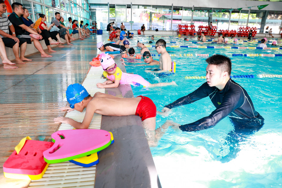 Học viên được tình nguyện viên hướng dẫn chi tiết cũng như thực hành ngay trong mỗi buổi học các kỹ thuật bơi cơ bản như: thở dưới nước, tập nổi, đạp chân, quạt tay… (Ảnh: Minh Hiếu/Vietnam+)