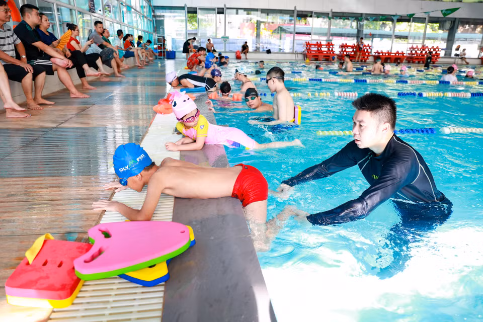 Học viên được tình nguyện viên hướng dẫn chi tiết cũng như thực hành ngay trong mỗi buổi học các kỹ thuật bơi cơ bản như: thở dưới nước, tập nổi, đạp chân, quạt tay… (Ảnh: Minh Hiếu/Vietnam+)