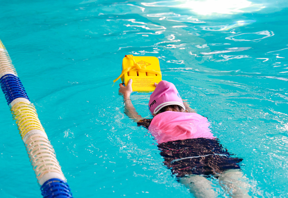 Các em tham gia lớp đều được trang bị đầy đủ các thiết bị, vật dụng bơi như phao, kính bơi, mũ, quần áo chuyên dụng... để đảm bảo an toàn khi tập bơi. (Ảnh: Minh Hiếu/Vietnam+)