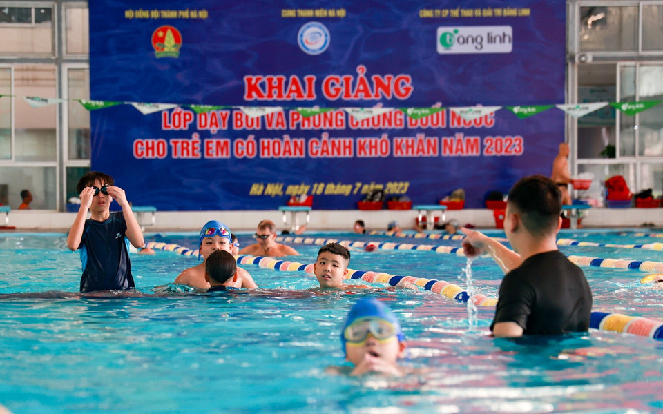 Các em thiếu nhi đến từ 4 quận: Hai Bà Trưng, Hoàn Kiếm, Tây Hồ, Đống Đa được chia thành 4 ca, tham gia 12 buổi học bơi, bắt đầu từ ngày 18/7. (Ảnh: Minh Hiếu/Vietnam+)