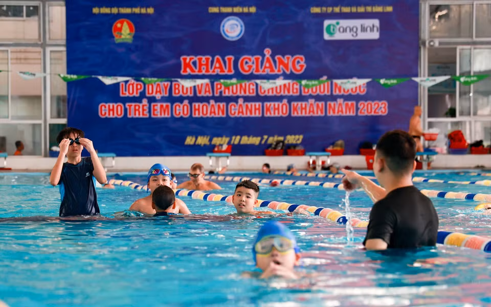 Các em thiếu nhi đến từ 4 quận: Hai Bà Trưng, Hoàn Kiếm, Tây Hồ, Đống Đa được chia thành 4 ca, tham gia 12 buổi học bơi, bắt đầu từ ngày 18/7. (Ảnh: Minh Hiếu/Vietnam+)