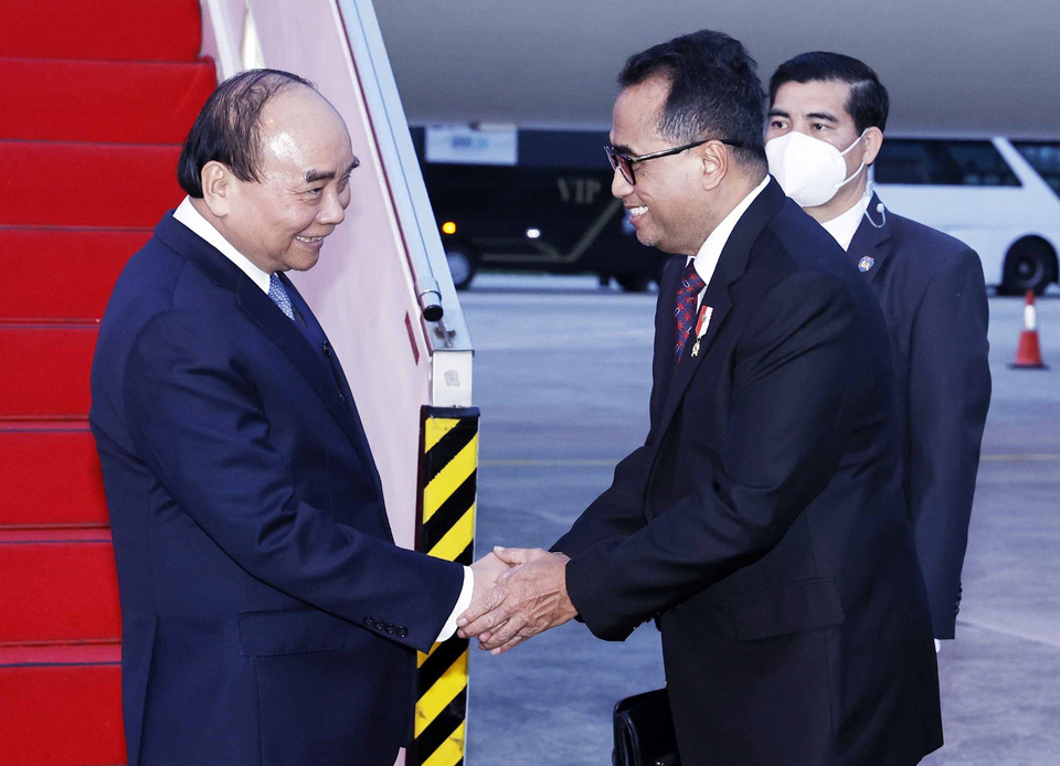 Lễ đón Chủ tịch nước Nguyễn Xuân Phúc tại sân bay quốc tế Soekarno-Hatta, Jakarta, Indonesia. (Ảnh: Thống Nhất/TTXVN)