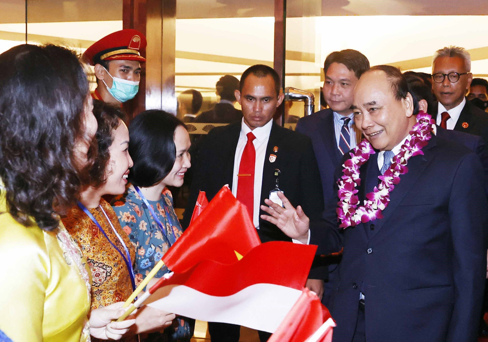 Cộng đồng Người Việt Nam tại Indonesia chào đón Chủ tịch nước Nguyễn Xuân Phúc. (Ảnh: Thống Nhất/TTXVN)