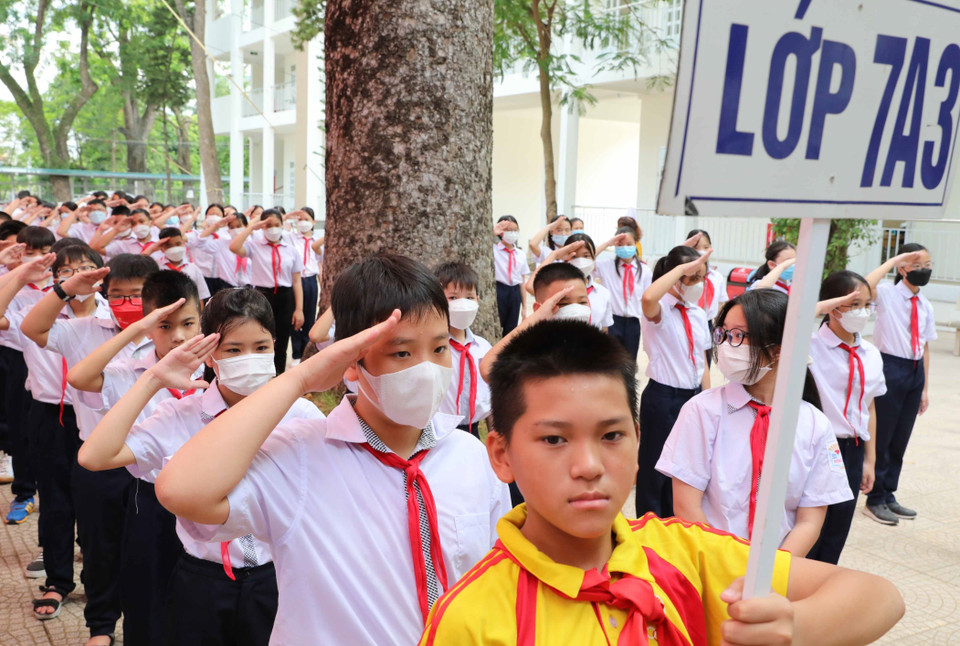 Sáng 29/8, học sinh toàn trường THCS Dương Xá, huyện Gia Lâm tập trung, gặp gỡ các thầy cô và tập dượt cho lễ khai giảng. (Ảnh: Thanh Tùng/TTXVN)