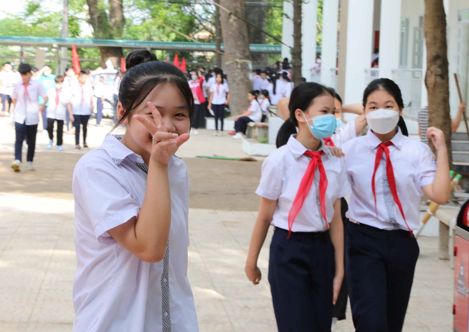Học sinh trường THCS Dương Xá, huyện Gia Lâm hân hoan tới trường. (Ảnh: Thanh Tùng/TTXVN)