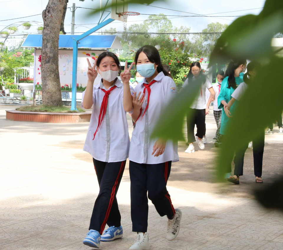 Học sinh trường THCS Dương Xá, huyện Gia Lâm hân hoan tới trường. (Ảnh: Thanh Tùng/TTXVN)