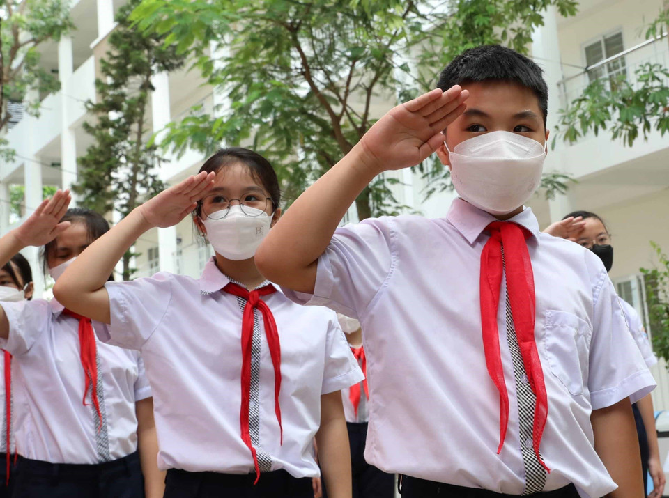 Sáng 29/8 học sinh toàn trường THCS Dương Xá, huyện Gia Lâm tập trung, gặp gỡ các thầy cô và tập dượt cho lễ khai giảng. (Ảnh: Thanh Tùng/TTXVN)