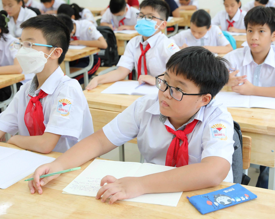 Học sinh khối lớp 6, trường THCS Dương Xá, huyện Gia Lâm trước thềm năm học mới. (Ảnh: Thanh Tùng/TTXVN)