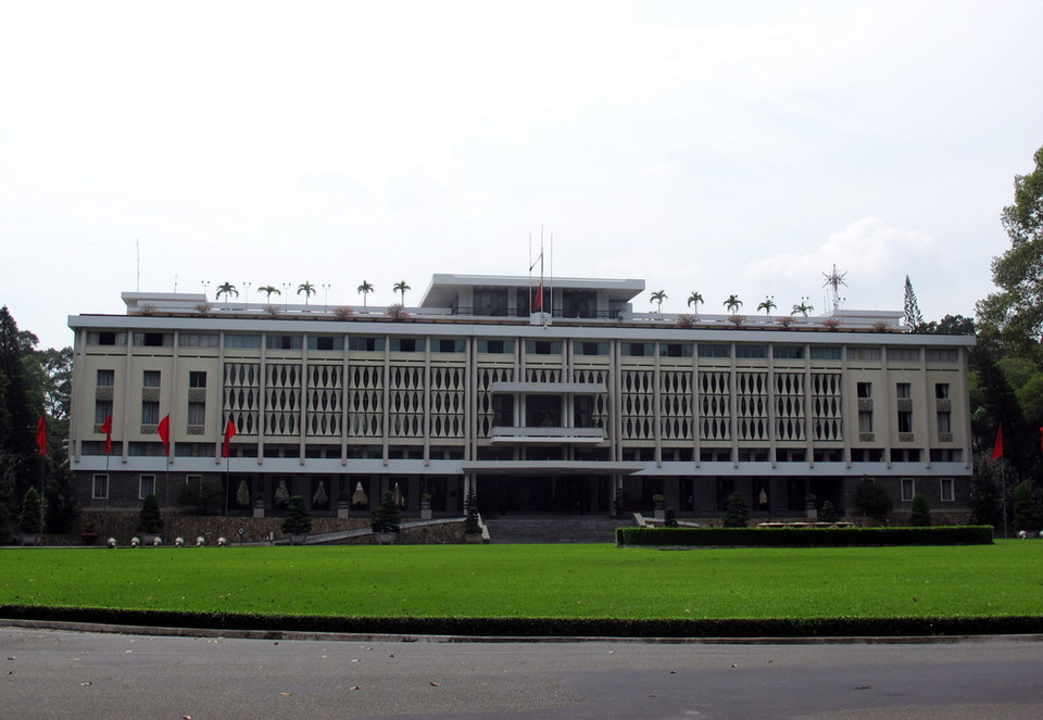 Treo cờ rủ tại Dinh Thống Nhất, Thành phố Hồ Chí Minh. (Ảnh: Phương Vy/TTXVN)