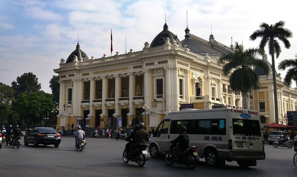 Nhà hát Lớn Hà Nội treo cờ rủ và không tổ chức các hoạt động ca nhạc, giải trí trong ngày 4/12. (Ảnh: Hoàng Hùng/TTXVN)