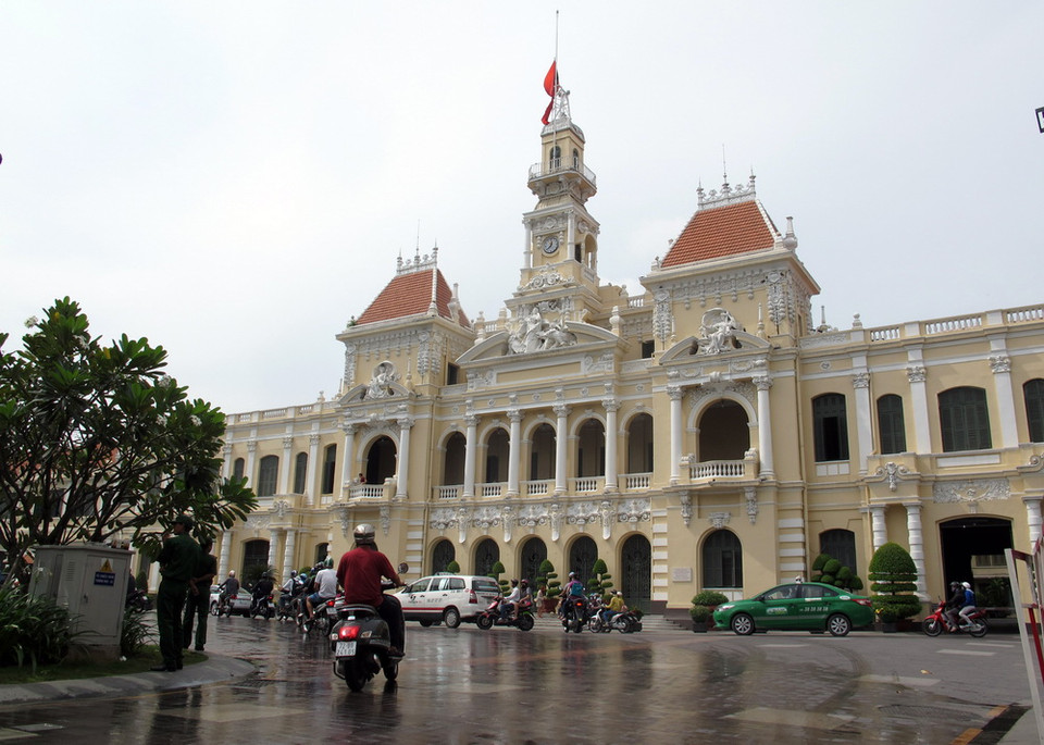 Treo cờ rủ tại trụ sở Ủy ban Nhân dân Thành phố Hồ Chí Minh. (Ảnh: Phương Vy/TTXVN)