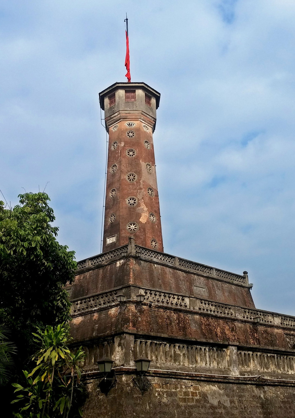 Cờ rủ trên Cột cờ Hà Nội. (Ảnh: Hoàng Hùng/TTXVN)