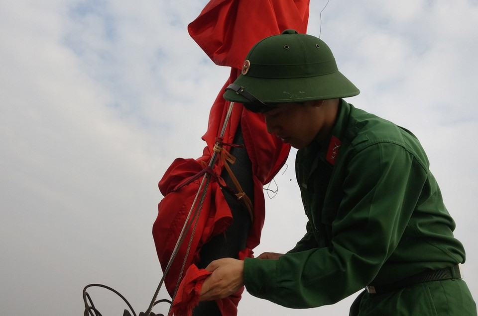 Ngày 4/12, lá cờ trên Cột cờ Hà Nội đã được buộc lại theo nghi thức để tưởng nhớ lãnh tụ Cuba Fidel Castro Ruz. (Ảnh: Hoàng Hùng/TTXVN)