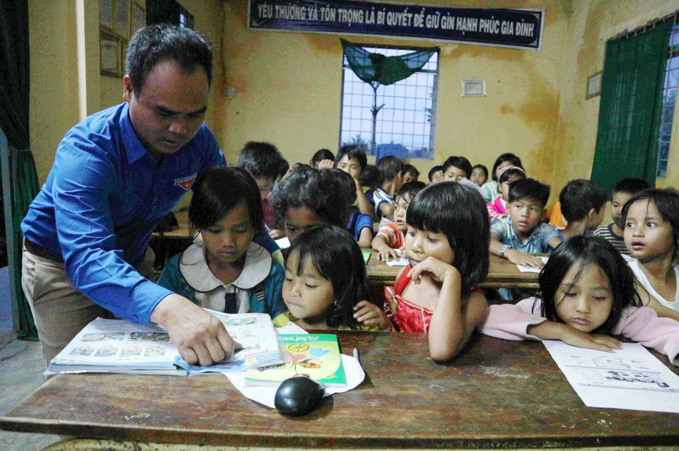 Ngoài công việc chính dạy học tại trung tâm ngoại ngữ, chàng thanh niên K’Xiam Lo Minh còn mở lớp dạy tiếng Anh miễn phí cho 80 học sinh là con em người đồng bào dân tộc K’Ho trong buôn làng ở xã Lộc Thành, huyện Bảo Lâm, tỉnh Lâm Đồng. (Ảnh: Nguyễn Dũng/TTXVN)