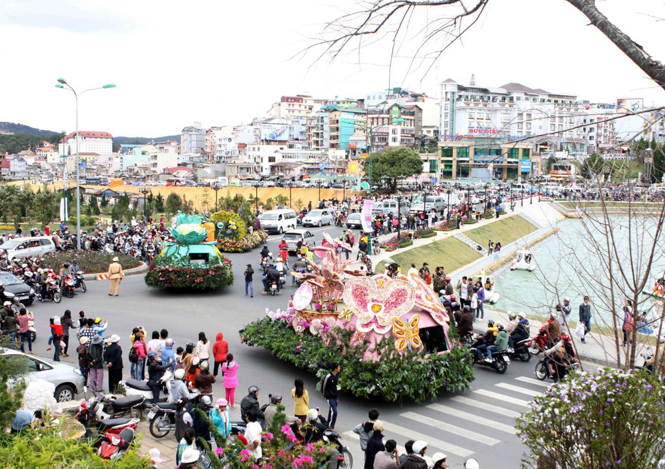 Festival Hoa Đà Lạt là một sự kiện lễ hội được tổ chức hai năm một lần tại thành phố Đà Lạt (Lâm Đồng), là dịp để thành phố trưng bày, triển lãm các loại rau, hoa, cây cảnh của địa phương cũng như từ nhiều vùng miền trong cả nước và một số quốc gia khác nhằm mục đích thu hút khách du lịch đến tham quan, nghỉ dưỡng tại Đà Lạt, thúc đẩy tăng trưởng kinh tế cho thành phố. Trong ảnh: Đoàn xe hoa diễu hành quanh hồ Xuân Hương trong Festival Hoa Đà Lạt năm 2012. (Ảnh: Phương Vy/TTXVN)