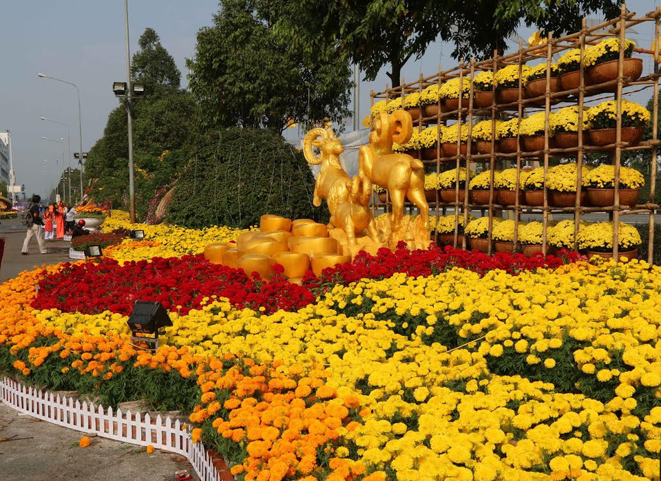 Chi phí để làm đường hoa là hơn 3 tỷ đồng. (Ảnh: Quách Lắm/Vietnam+)