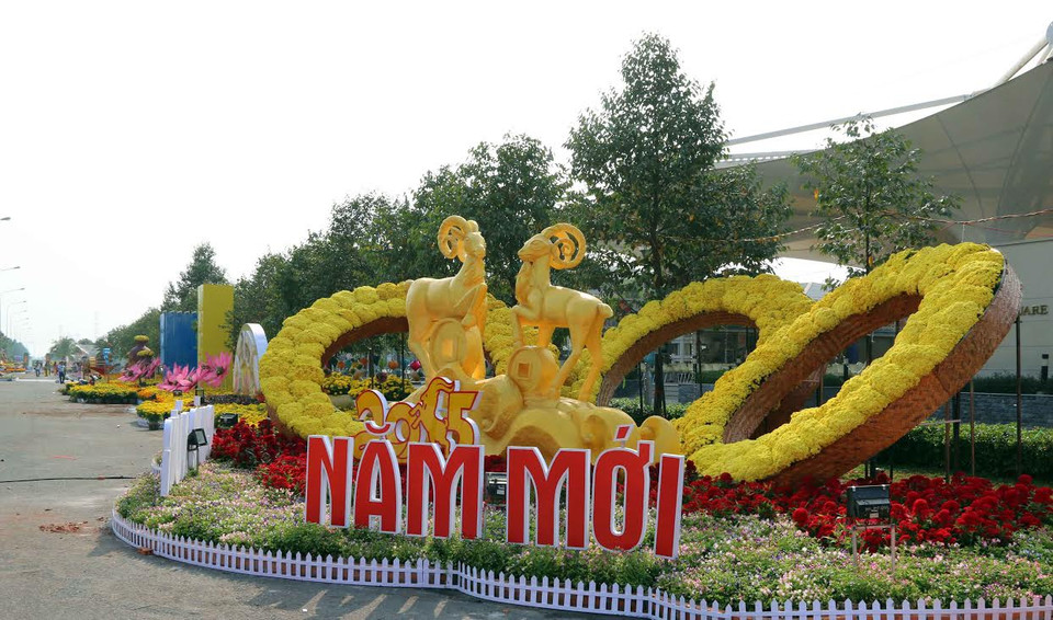 Đường hoa được trang trí nhiều loại hoa hai bên đường. (Ảnh: Quách Lắm/Vietnam+)