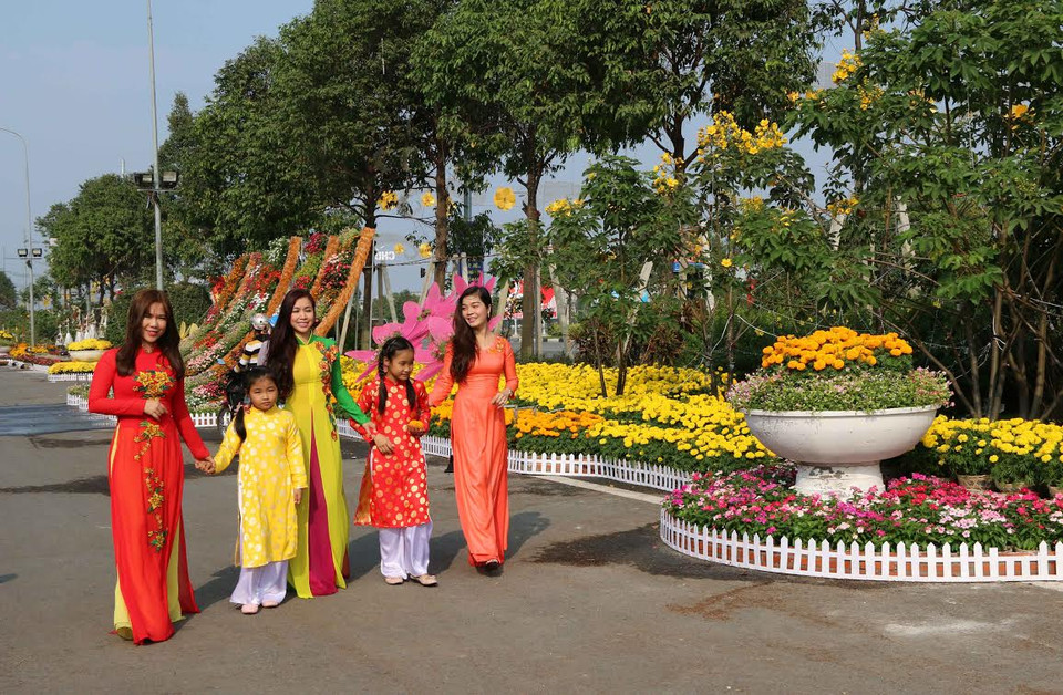 Đường hoa được trang trí nhiều tiểu cảnh thể hiện Bình Dương trên đường Công nghiệp hóa-Hiện đại hóa và Hội nhập quốc tế. (Ảnh: Quách Lắm/Vietnam+)