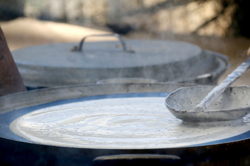 Theo thời gian, làng nghề bánh tráng mì (thuộc xã Ngũ Phụng) giờ chỉ còn lại vài gia đình vẫn đang tiếp tục lưu giữ nghề truyền thống. (Ảnh: Nguyễn Thanh/TTXVN)