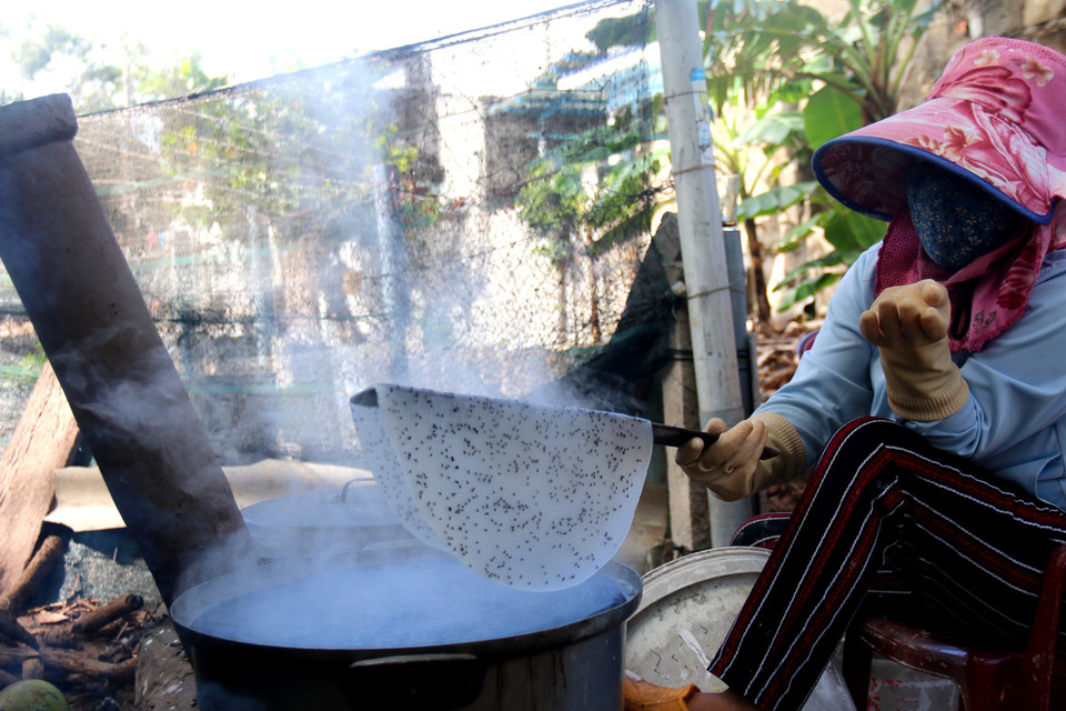 Chị Nguyễn Thị Thiện tại xã Ngũ Phụng (huyện đảo Phú Quý, tỉnh Bình Thuận) tráng bánh tráng mỳ. (Ảnh: Nguyễn Thanh/TTXVN)
