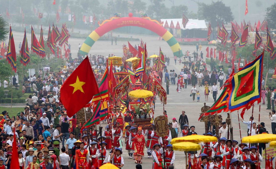 Đoàn rước kiệu và cung tiến lễ vật của các xã vùng ven về Đền Hùng. (Ảnh: Thanh Tùng/TTXVN)