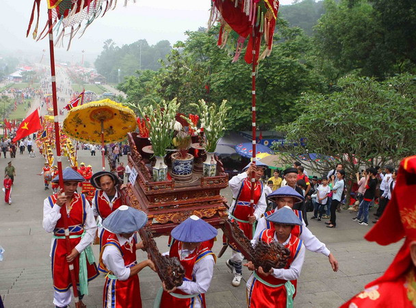  Nghi lễ rước kiệu về Đền Hùng trong ngày Giỗ Tổ là hoạt động truyền thống nhằm bảo tồn và duy trì những nét đẹp văn hóa từ lâu đời của dân tộc, thể hiện tinh thần uống nước nhớ nguồn, tri ân công đức tổ tiên, hướng về nguồn cội. (Ảnh: Thanh Tùng/TTXVN)