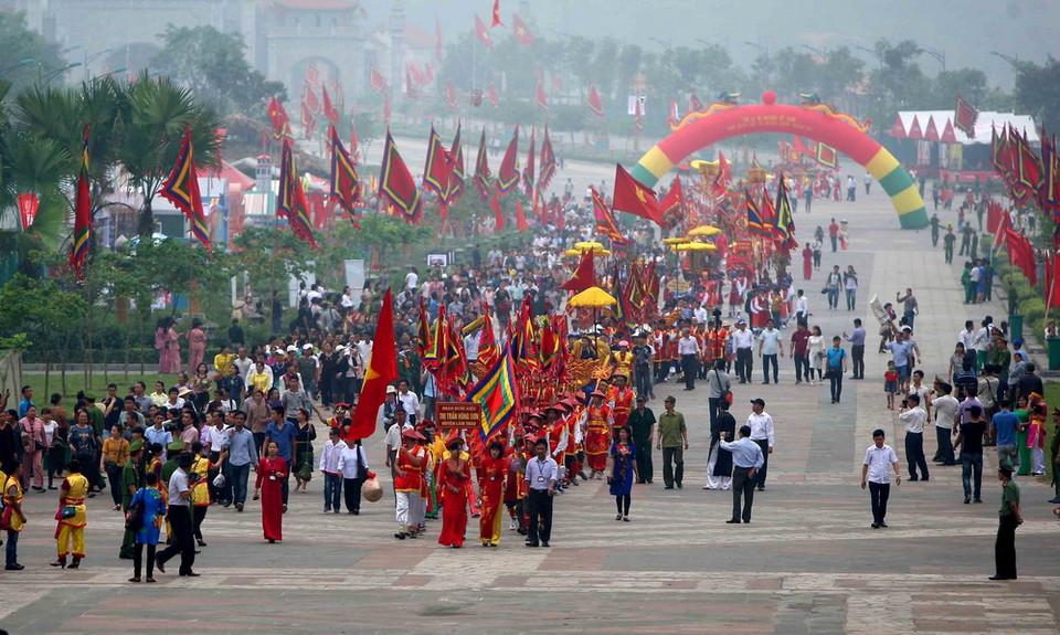 Đoàn rước kiệu và cung tiến lễ vật của các xã vùng ven về Đền Hùng. (Ảnh: Thanh Tùng/TTXVN)