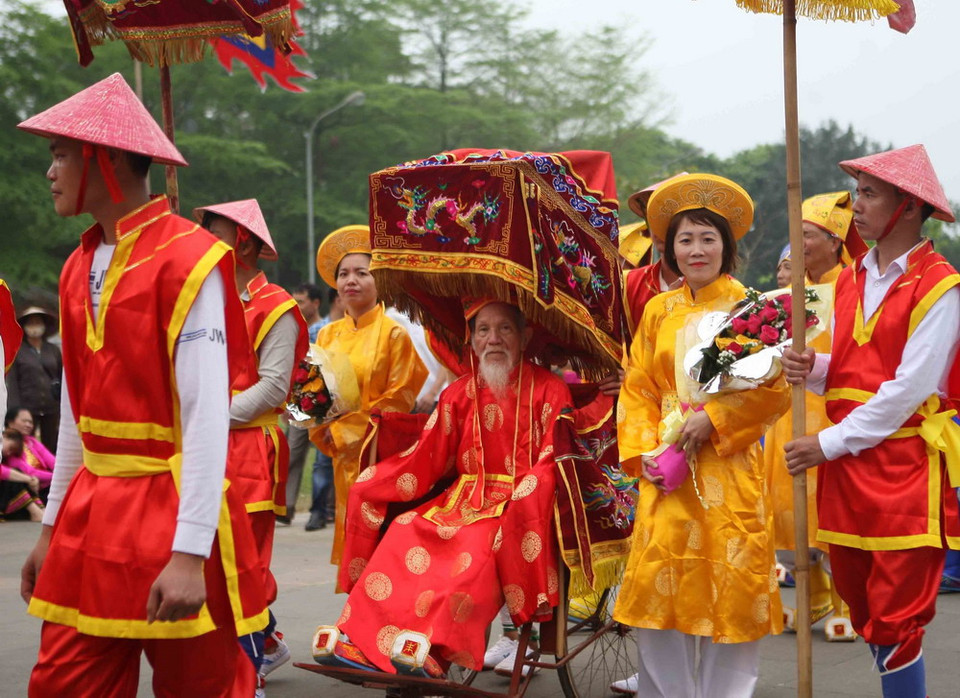 Nghi lễ rước kiệu về Đền Hùng trong ngày Giỗ Tổ là hoạt động truyền thống nhằm bảo tồn và duy trì những nét đẹp văn hóa từ lâu đời của dân tộc, thể hiện tinh thần uống nước nhớ nguồn, tri ân công đức tổ tiên, hướng về nguồn cội. (Ảnh: Thanh Tùng/TTXVN)
