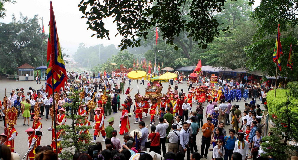 Nghi lễ rước kiệu về Đền Hùng trong ngày Giỗ Tổ là hoạt động truyền thống nhằm bảo tồn và duy trì những nét đẹp văn hóa từ lâu đời của dân tộc, thể hiện tinh thần uống nước nhớ nguồn, tri ân công đức tổ tiên, hướng về nguồn cội. (Ảnh: Thanh Tùng/TTXVN)