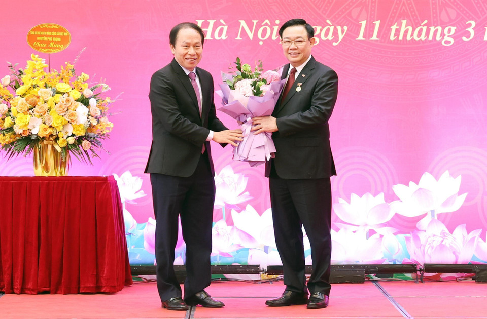 Ông Lê Tiến Châu, Ủy viên Trung ương Đảng, Bí thư Thành ủy, Trưởng Đoàn đại biểu Quốc hội thành phố Hải Phòng chúc mừng Chủ tịch Quốc hội Vương Đình Huệ. (Ảnh: Nhan Sáng/TTXVN)