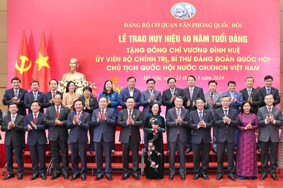 Thường trực Ban Bí thư Trương Thị Mai cùng các đồng chí lãnh đạo Đảng, Nhà nước chúc mừng Chủ tịch Quốc hội Vương Đình Huệ. (Ảnh: Nhan Sáng/TTXVN)