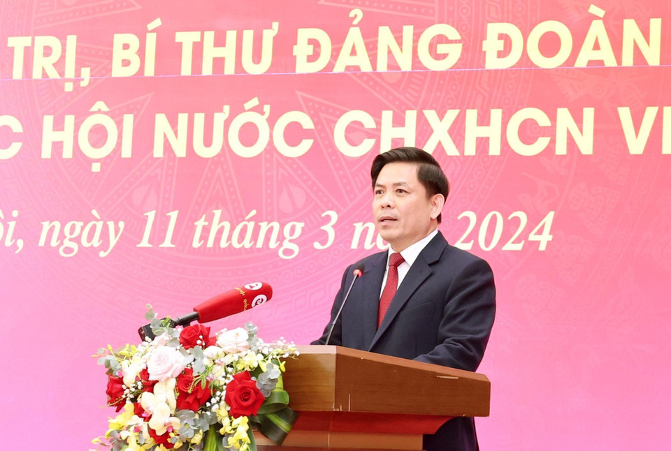 Ông Nguyễn Văn Thể, Ủy viên Trung ương Đảng, Bí thư Đảng ủy Khối các cơ quan Trung ương đọc Quyết định trao tặng Huy hiệu 40 năm tuổi Đảng cho Chủ tịch Quốc hội Vương Đình Huệ. (Ảnh: Nhan Sáng/TTXVN)